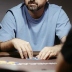 在德州撲克中，同花與順子哪個牌型更強？