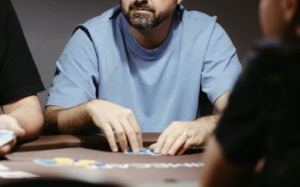 在德州撲克中，同花與順子哪個牌型更強？